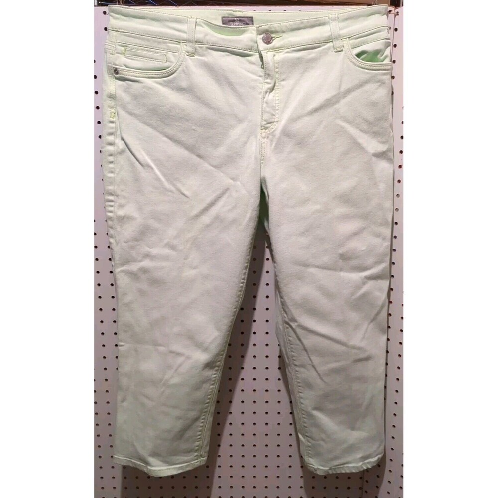 Chicos So Slimming Capri 2.5 Lime Green